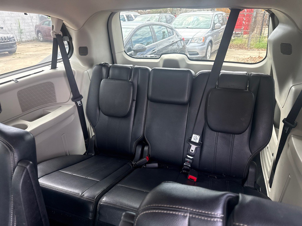 2015 Chrysler Town & Country Image 41