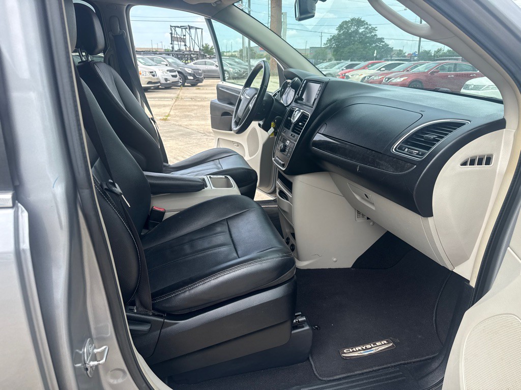 2015 Chrysler Town & Country Image 46