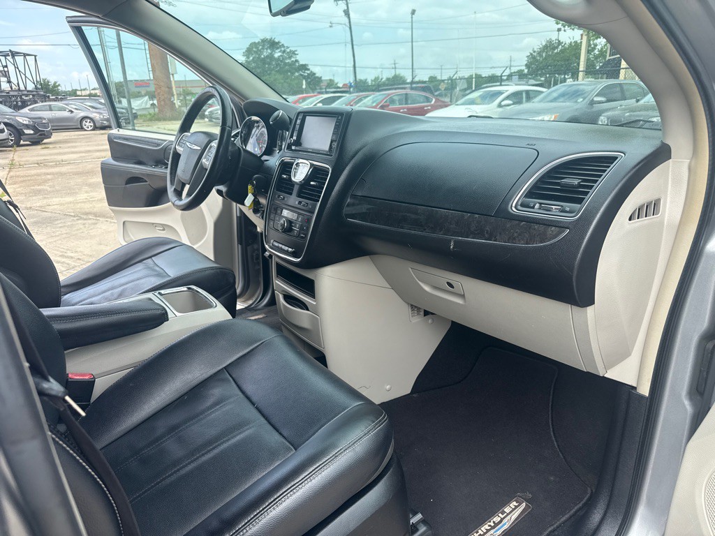 2015 Chrysler Town & Country Image 47