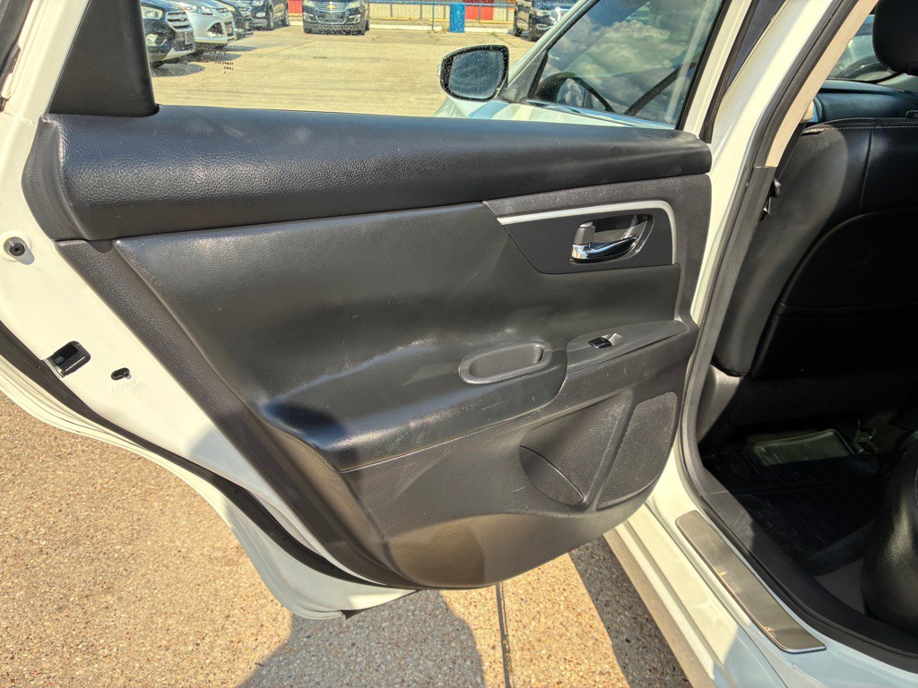 2016 Nissan Altima Image 18
