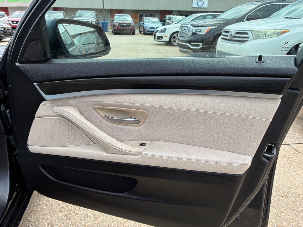 2011 BMW 5 Series Image 25