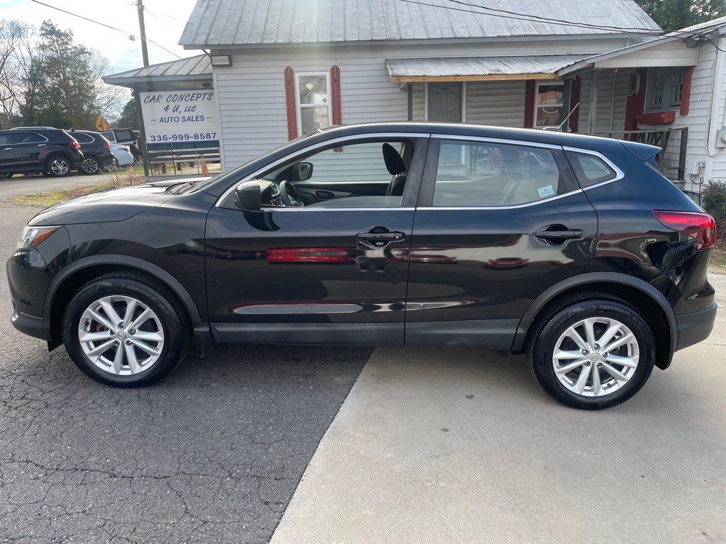 2017 Nissan Rogue Image 1