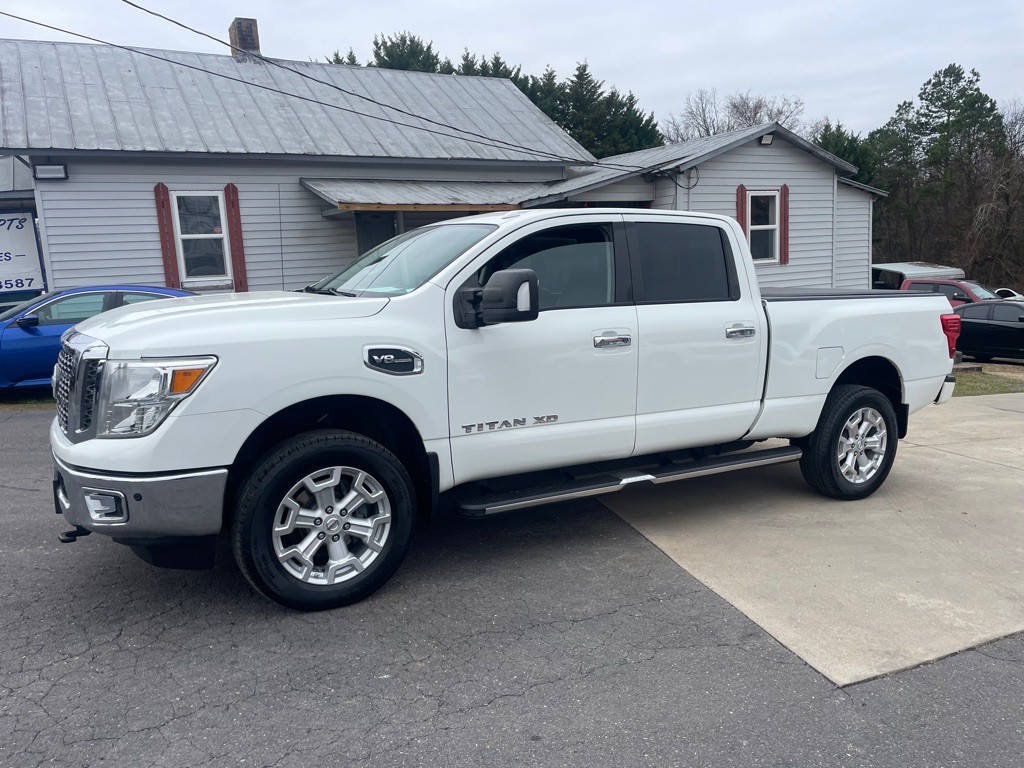 2017 Nissan Titan Image 2