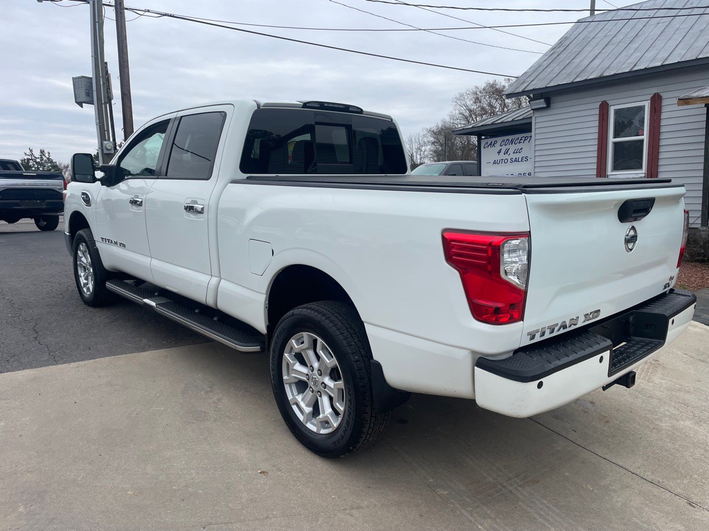 2017 Nissan Titan Image 10