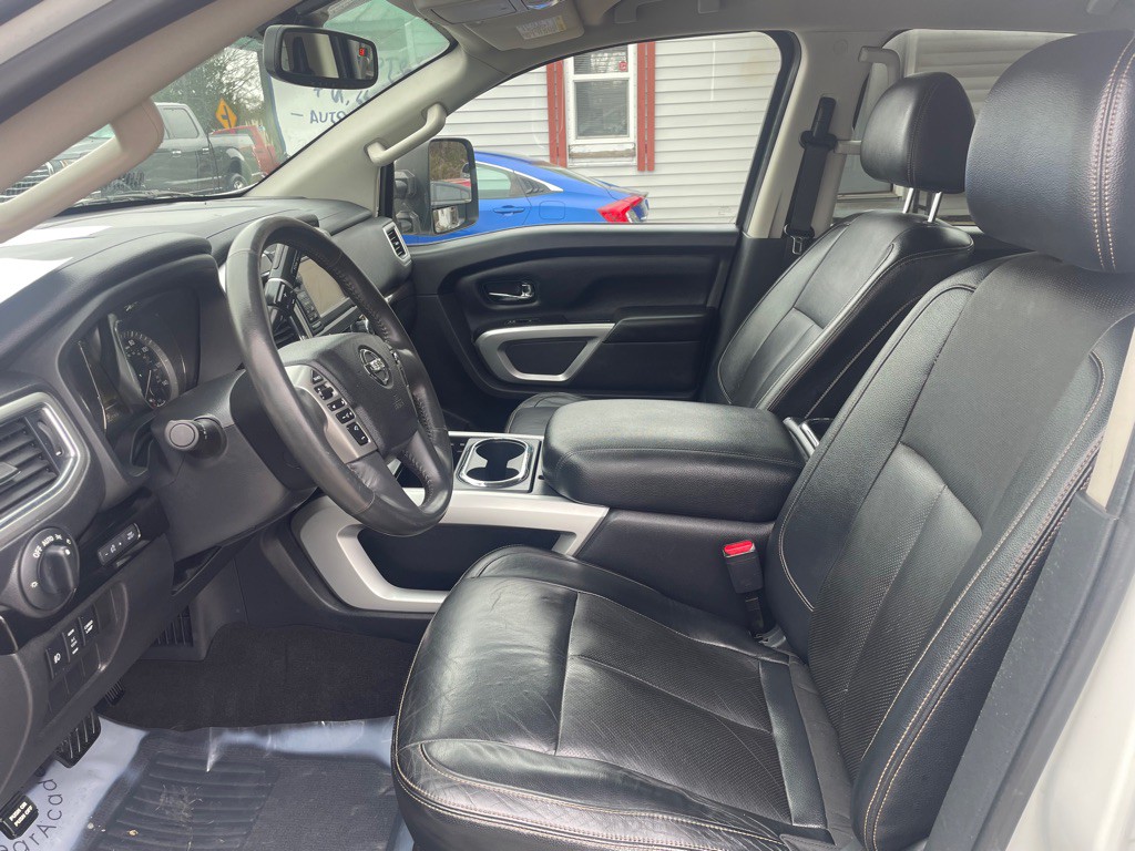 2017 Nissan Titan Image 11