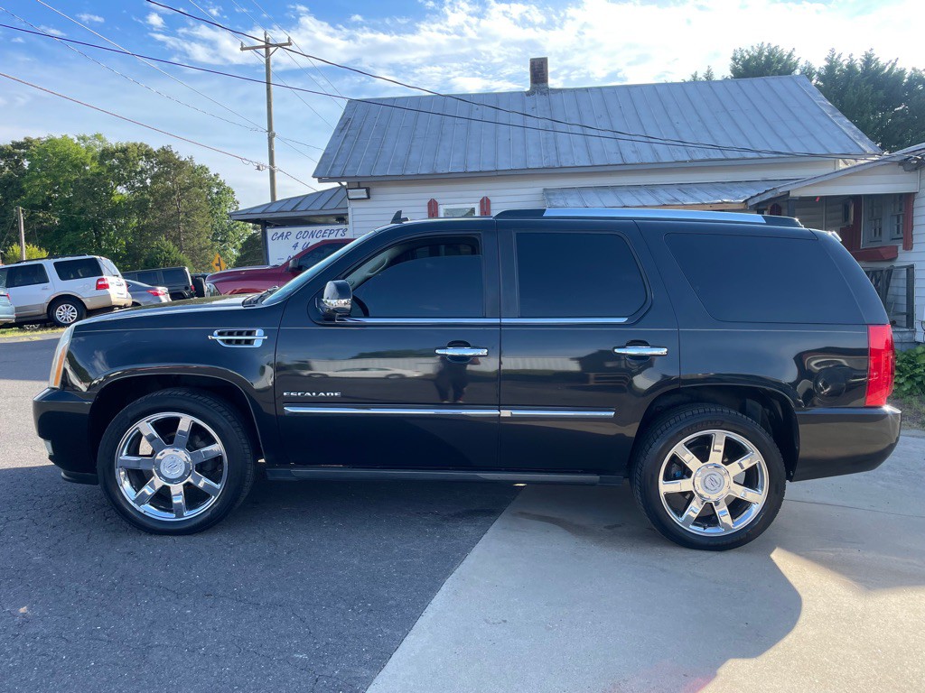 2010 Cadillac Escalade Image 1