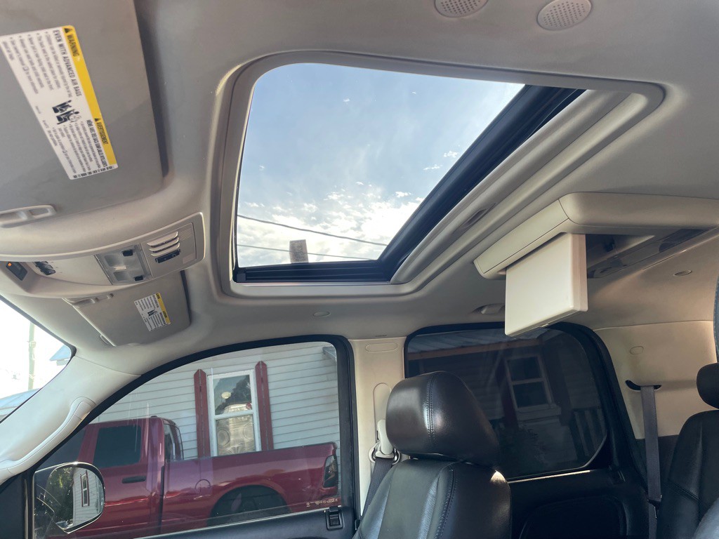 2010 Cadillac Escalade Image 18