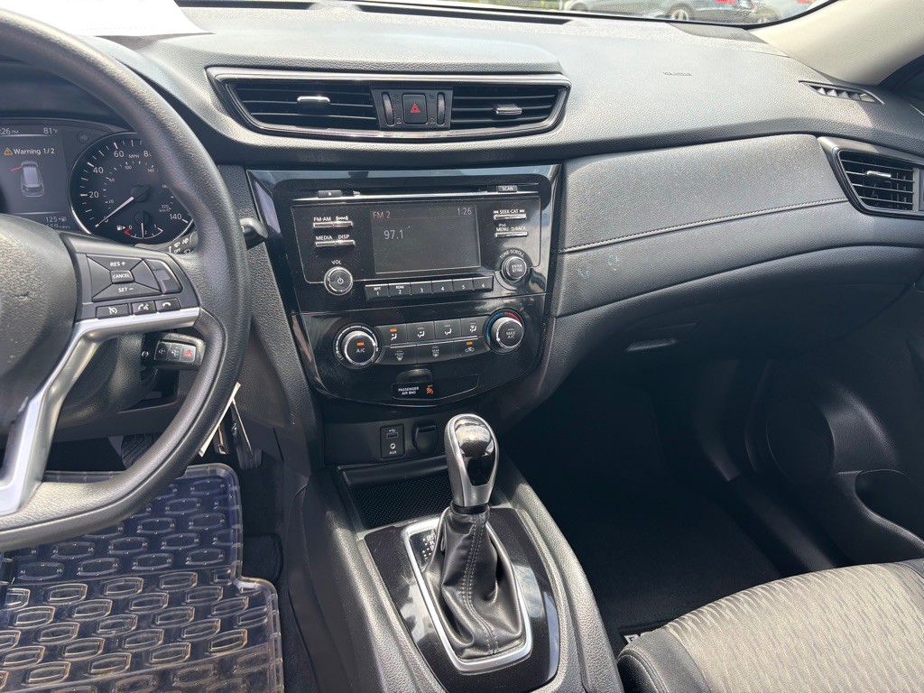 2017 Nissan Rogue Image 16