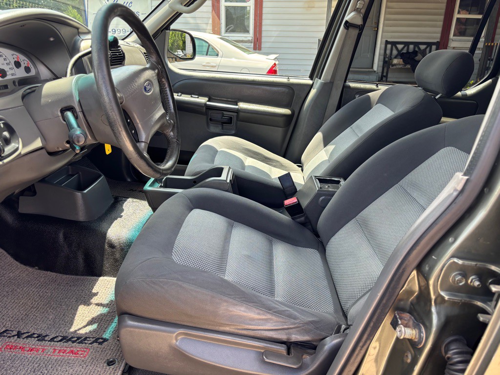 2004 Ford Explorer Image 11