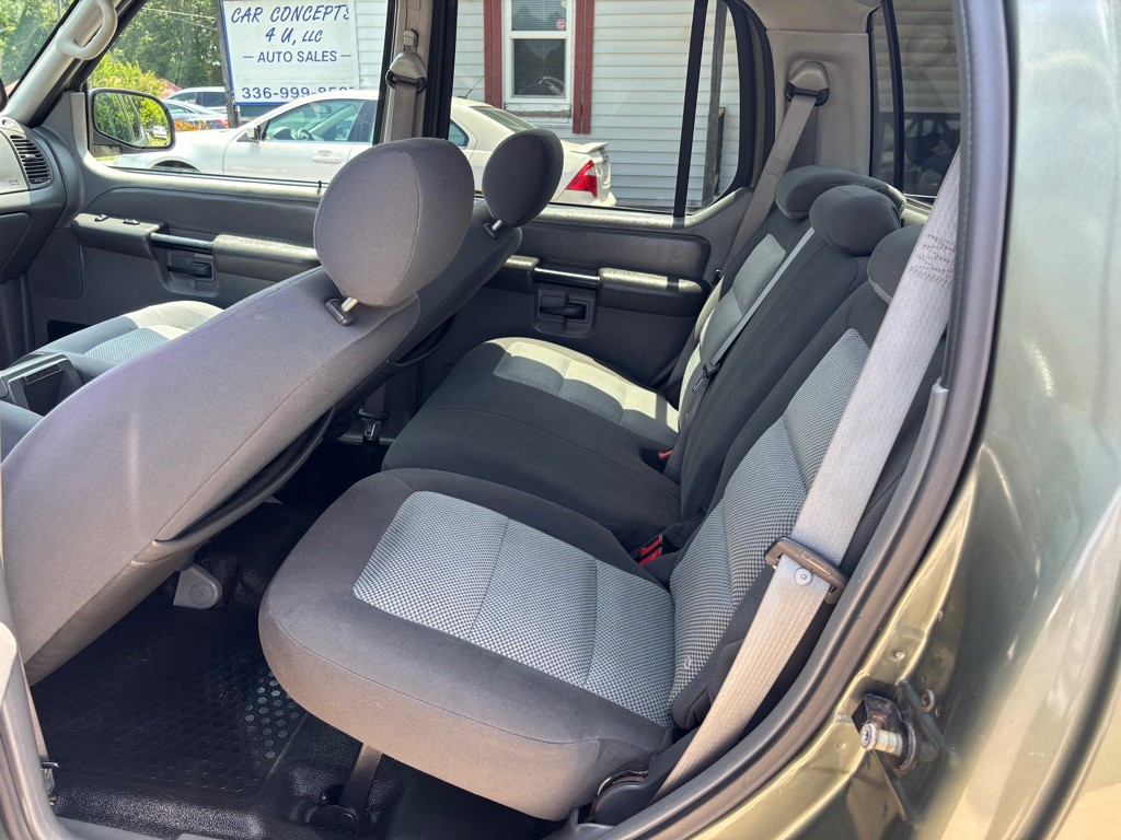 2004 Ford Explorer Image 12