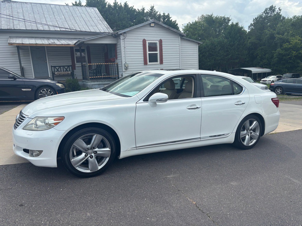 2010 Lexus LS Image 2