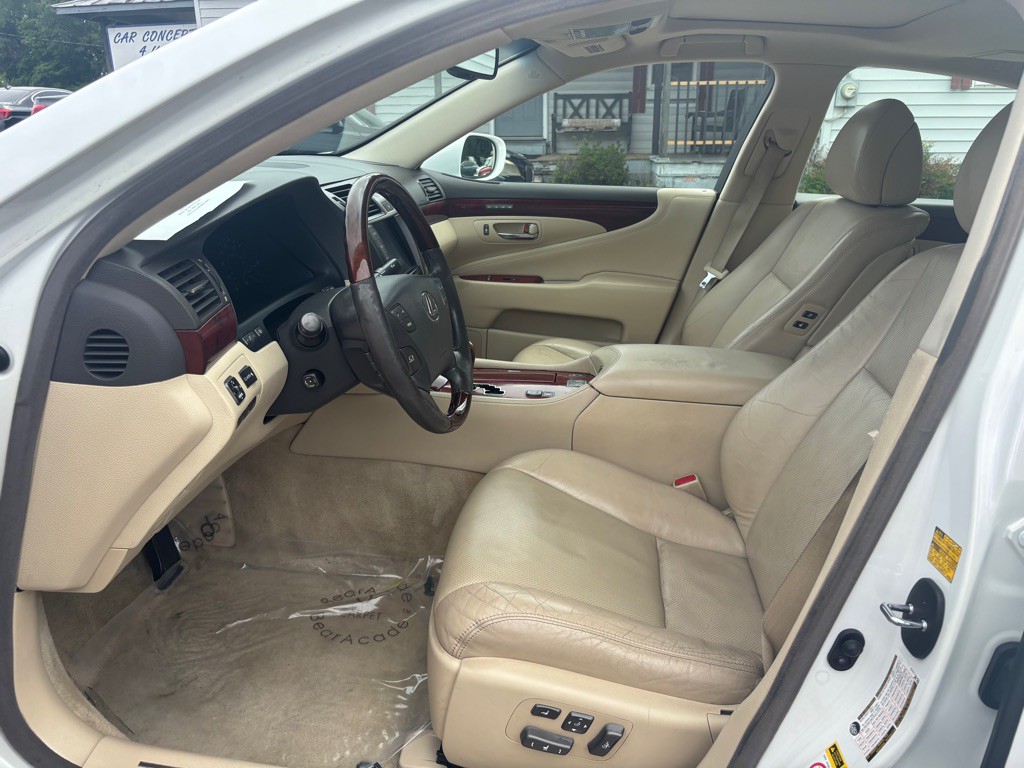 2010 Lexus LS Image 11