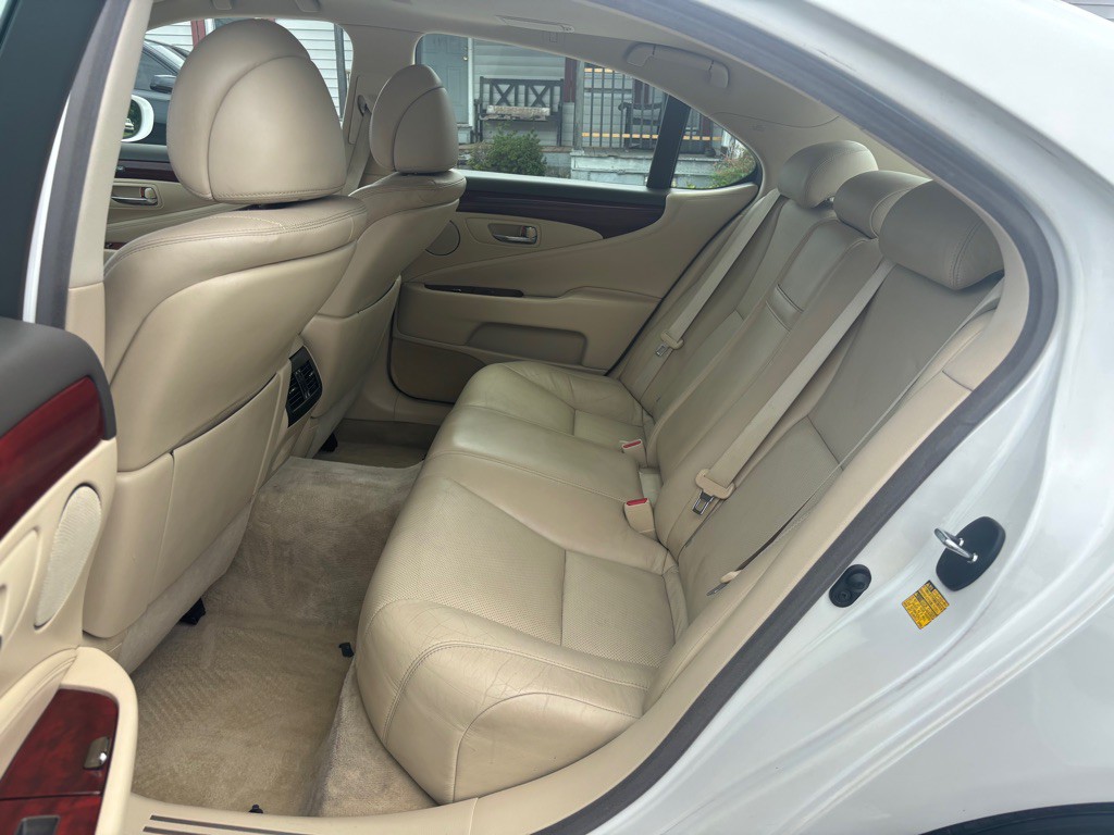 2010 Lexus LS Image 12