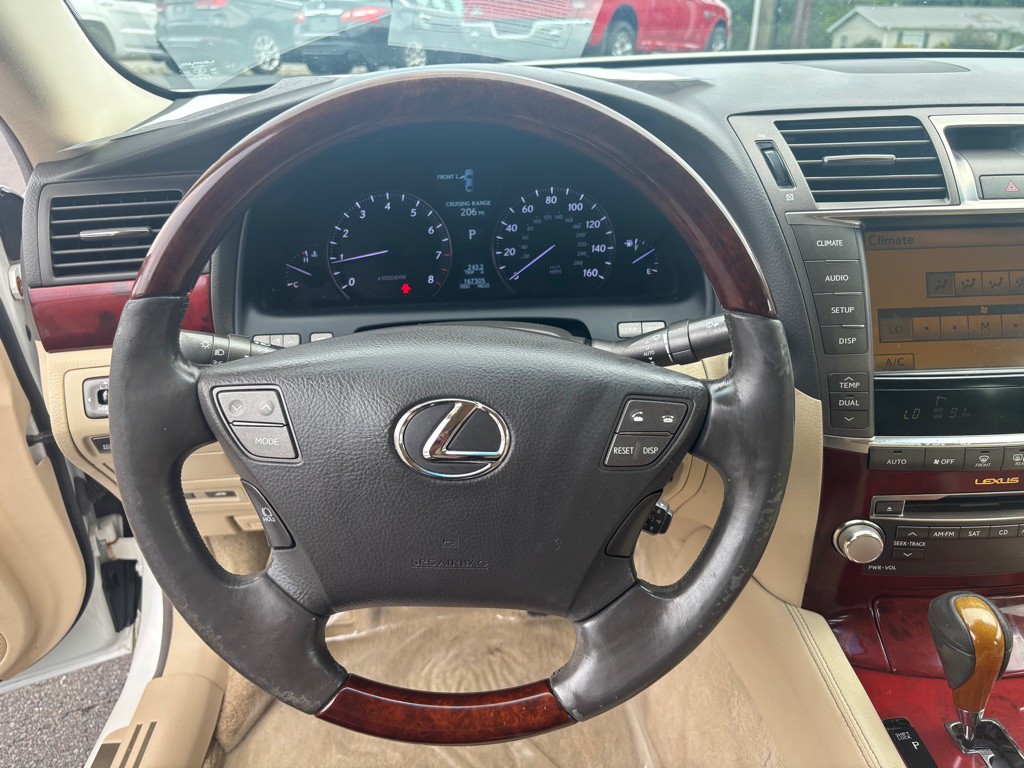 2010 Lexus LS Image 14