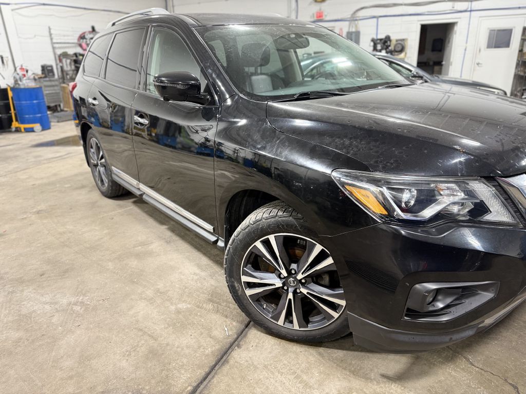 2017 Nissan Pathfinder Image 2