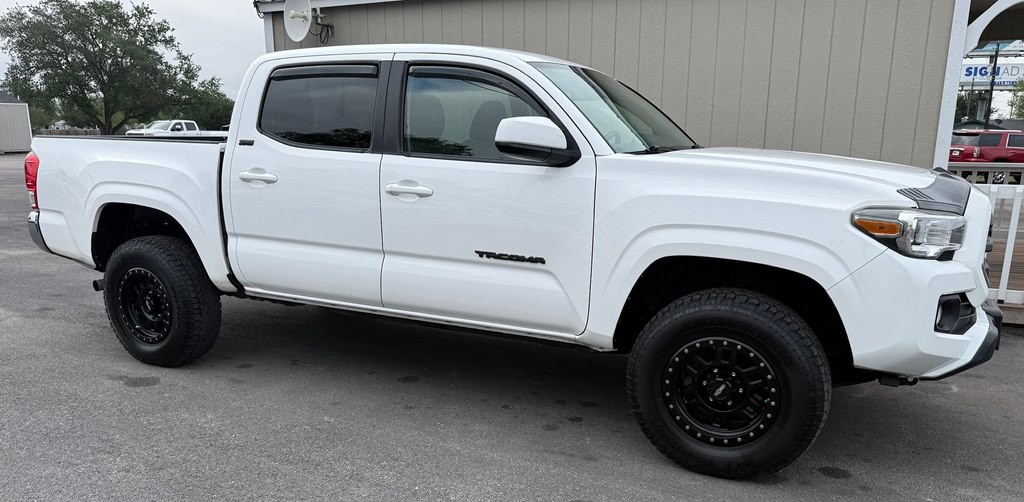 2017 Toyota Tacoma Image 1