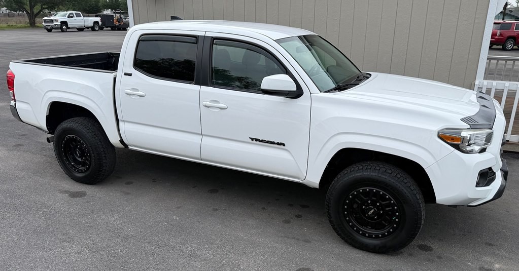 2017 Toyota Tacoma Image 2