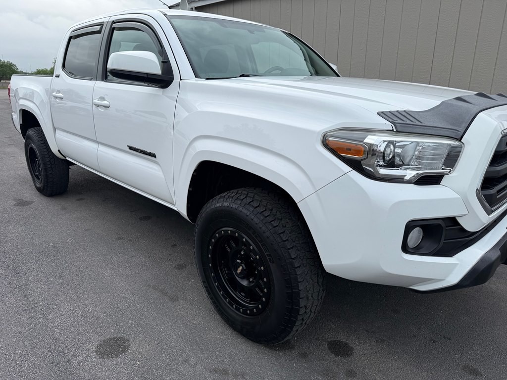 2017 Toyota Tacoma Image 3