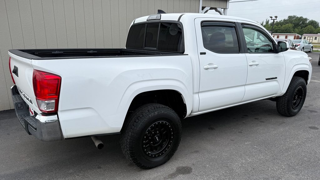 2017 Toyota Tacoma Image 5