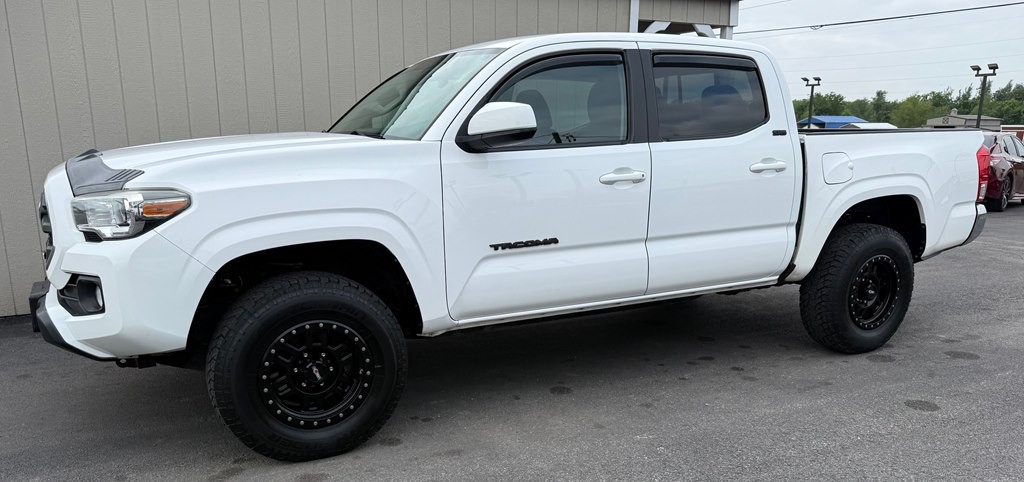 2017 Toyota Tacoma Image 8