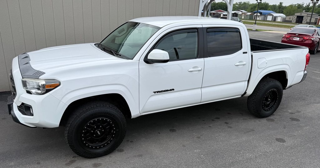 2017 Toyota Tacoma Image 9