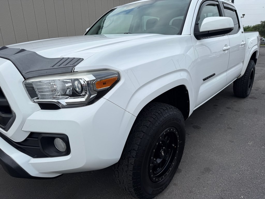 2017 Toyota Tacoma Image 10