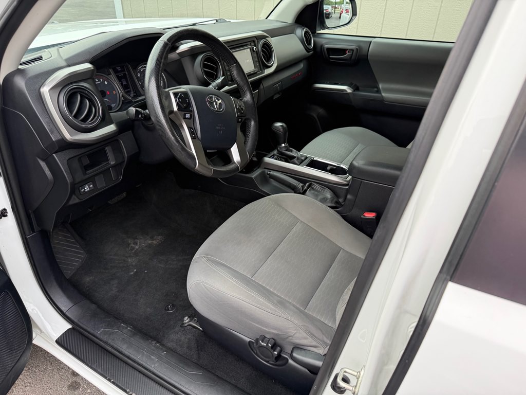 2017 Toyota Tacoma Image 11