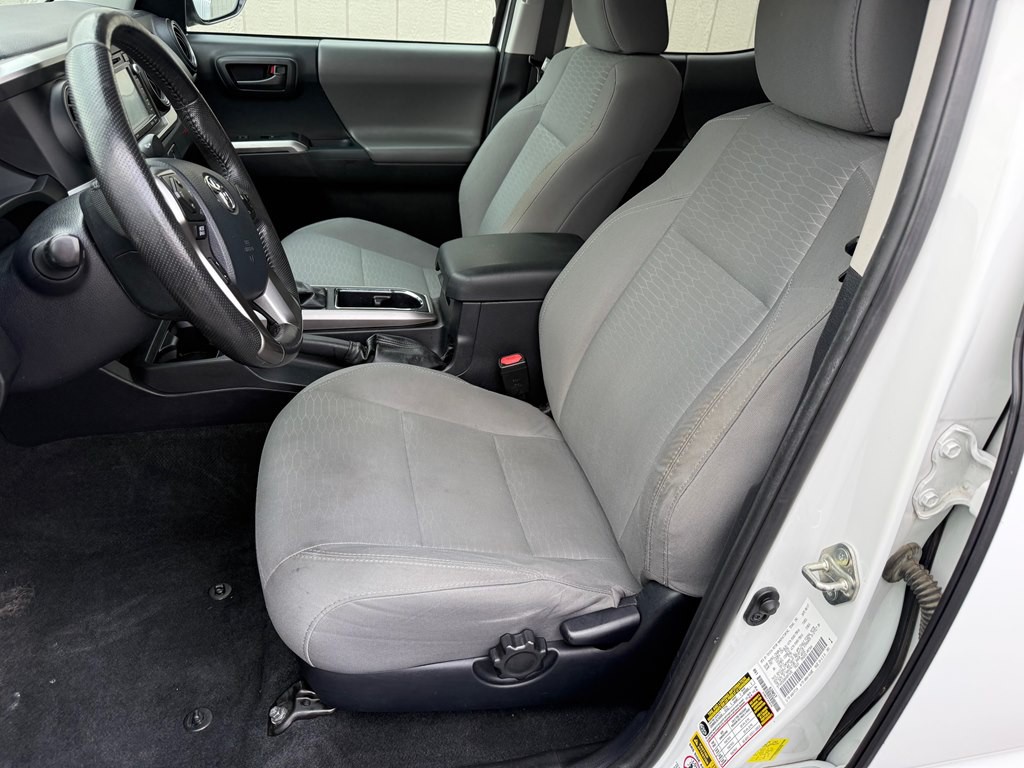 2017 Toyota Tacoma Image 12