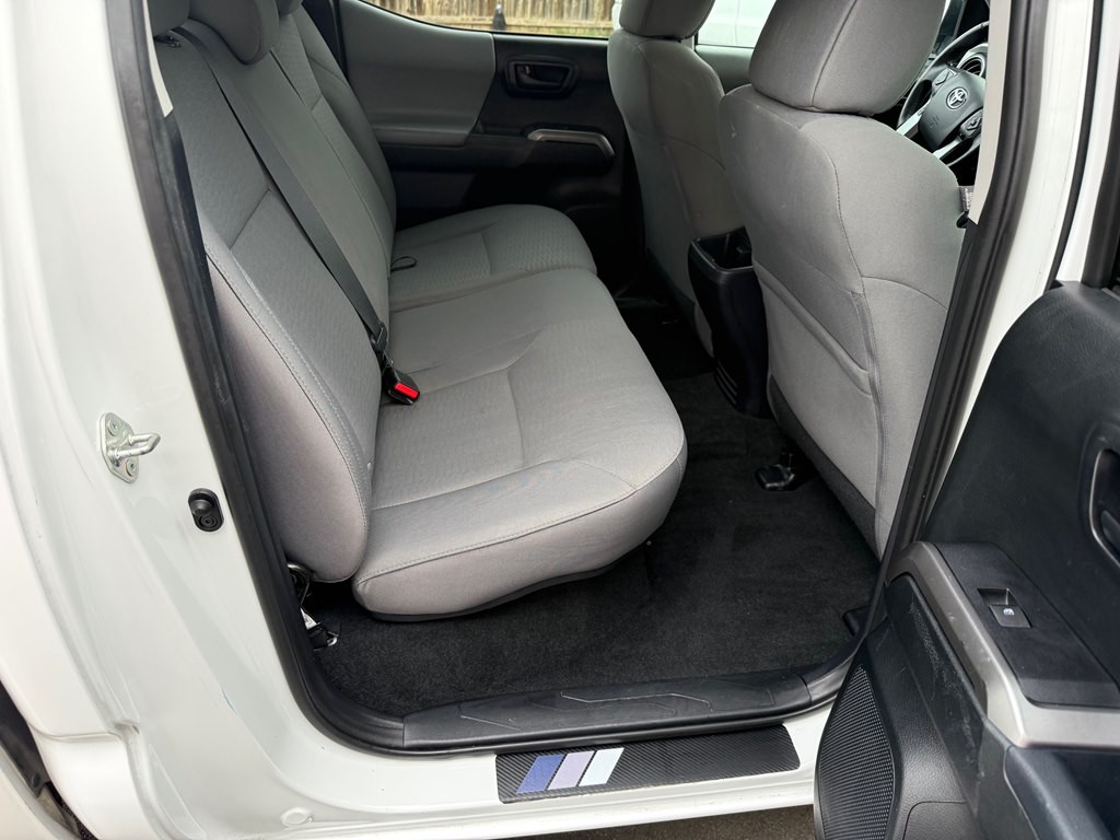 2017 Toyota Tacoma Image 16