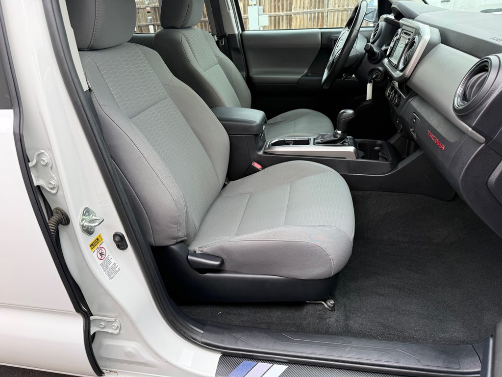 2017 Toyota Tacoma Image 17