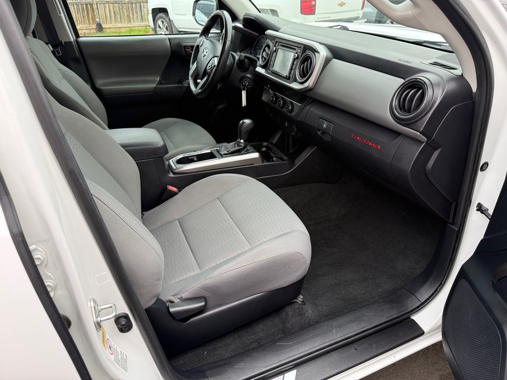 2017 Toyota Tacoma Image 18