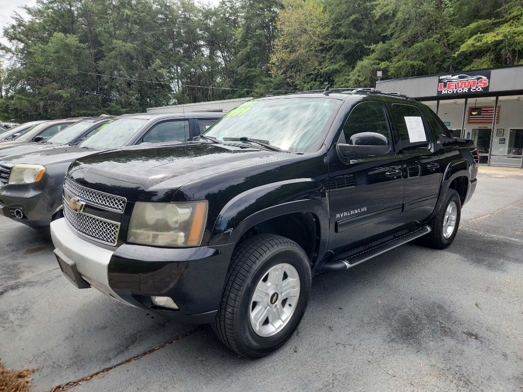 2011 Chevrolet Avalanche Image 1