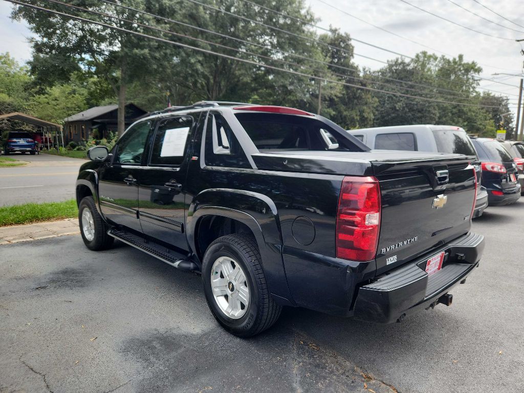 2011 Chevrolet Avalanche Image 2
