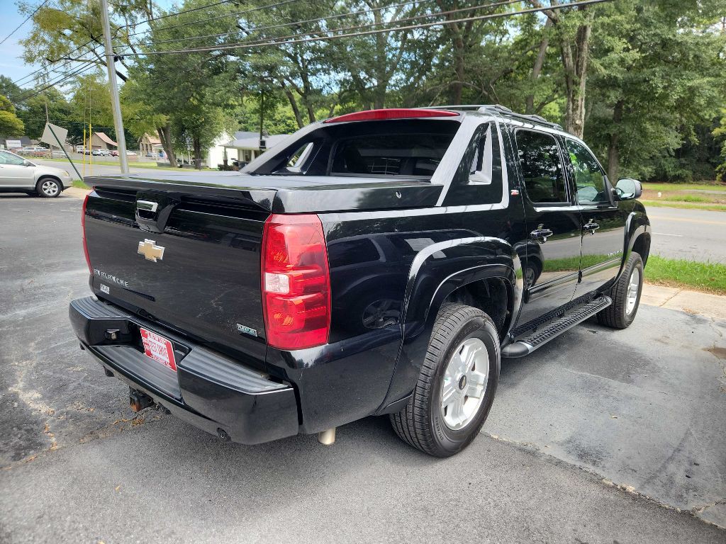 2011 Chevrolet Avalanche Image 3