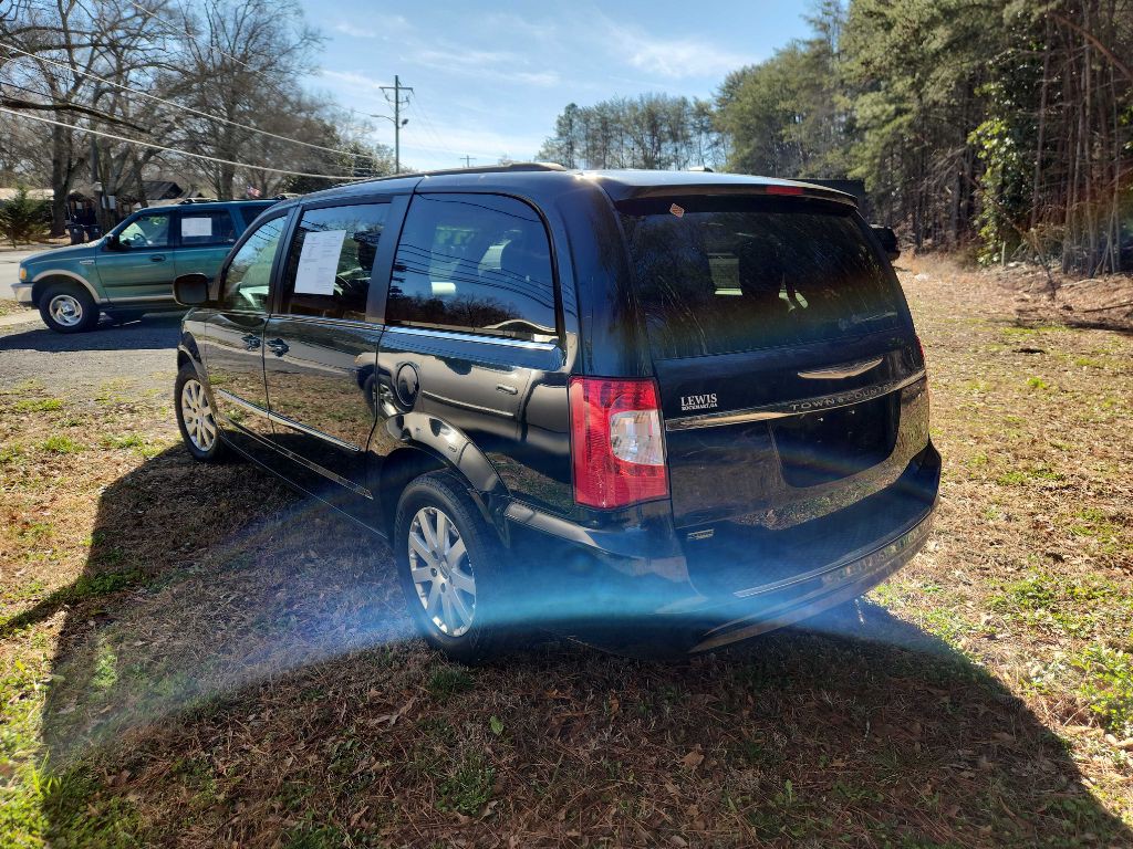 2014 Chrysler Town & Country Image 2