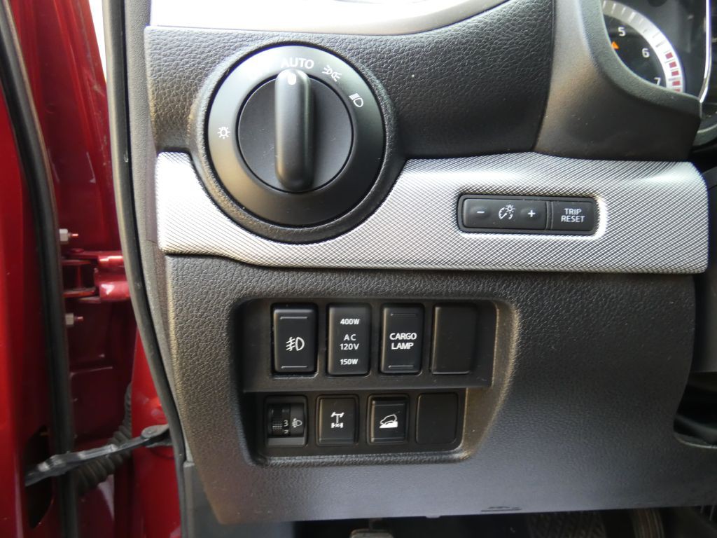 2017 Nissan Titan Image 18