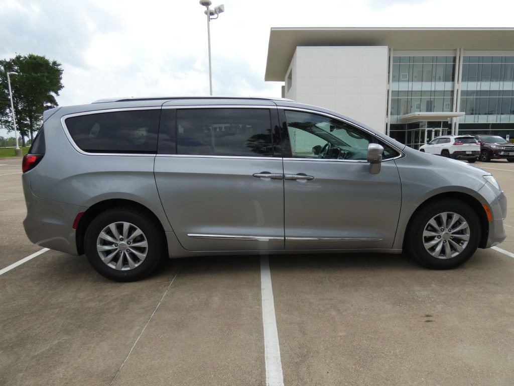 2018 Chrysler Pacifica Image 3