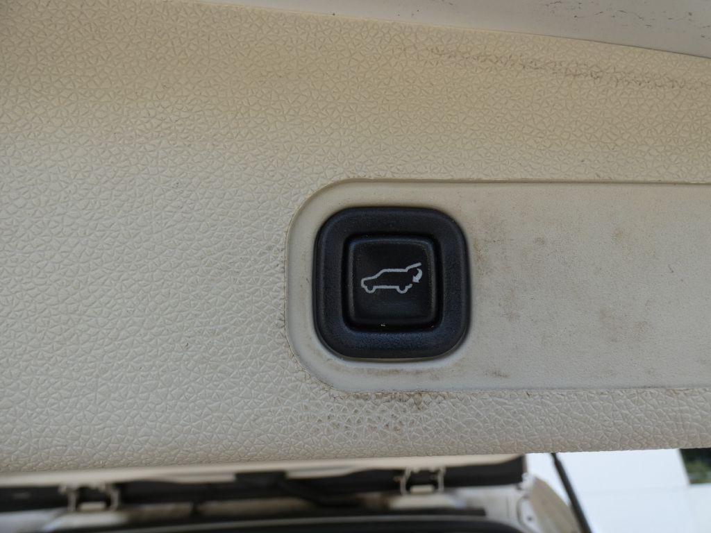 2013 Cadillac Escalade Image 18