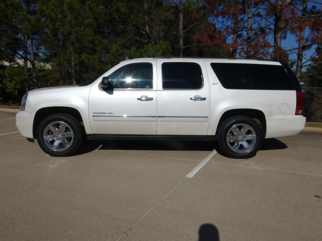 2010 GMC Yukon Image 2