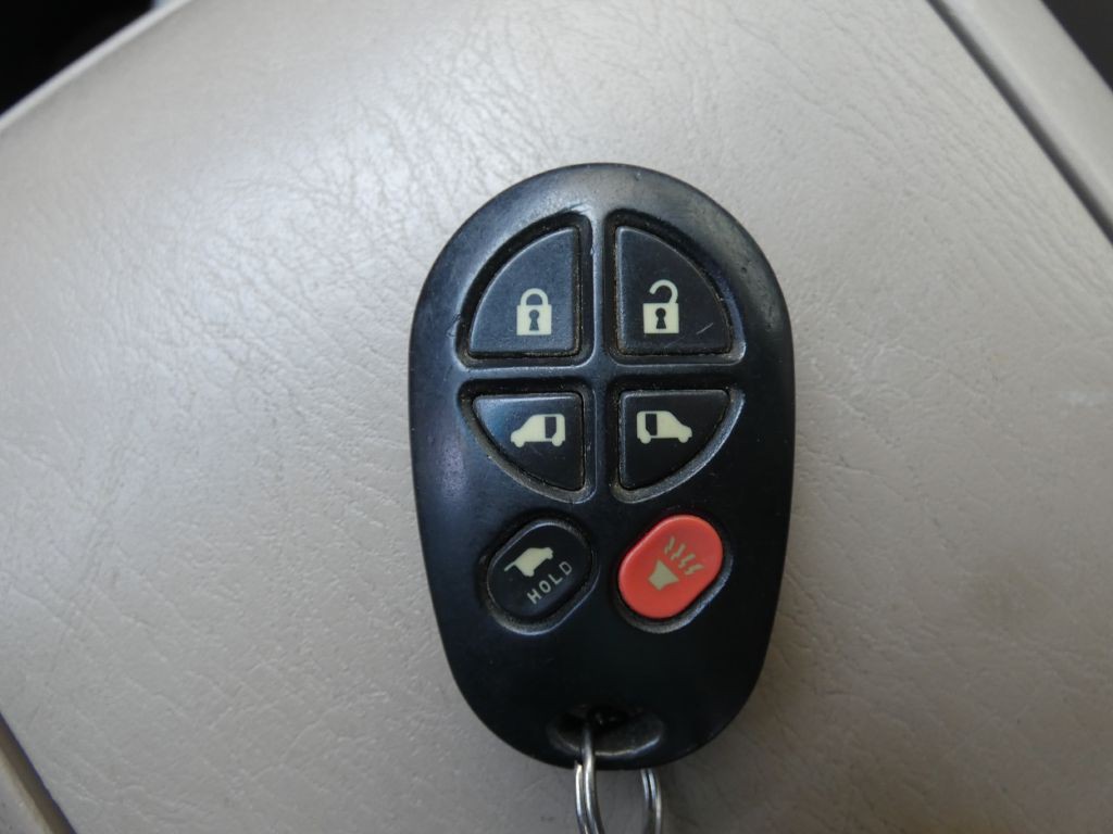 2005 Toyota Sienna Image 21