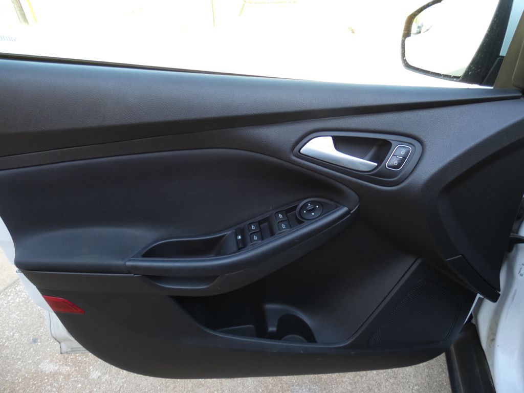 2015 Ford Focus Image 16