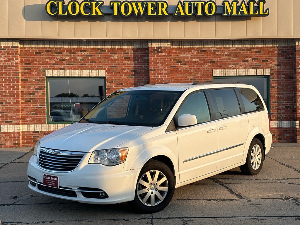 2015 Chrysler Town & Country Image 1