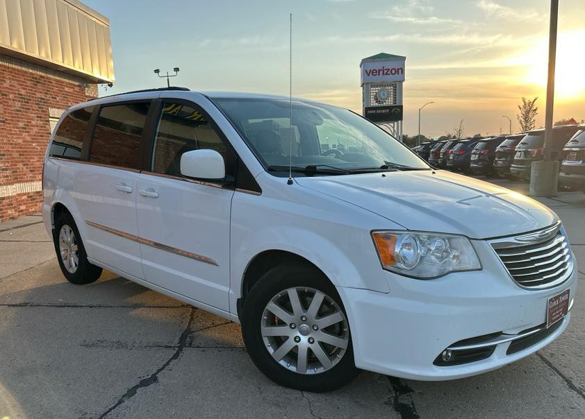 2015 Chrysler Town & Country Image 2