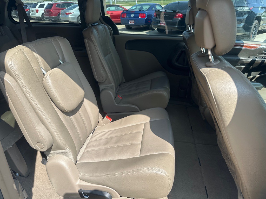 2015 Chrysler Town & Country Image 5
