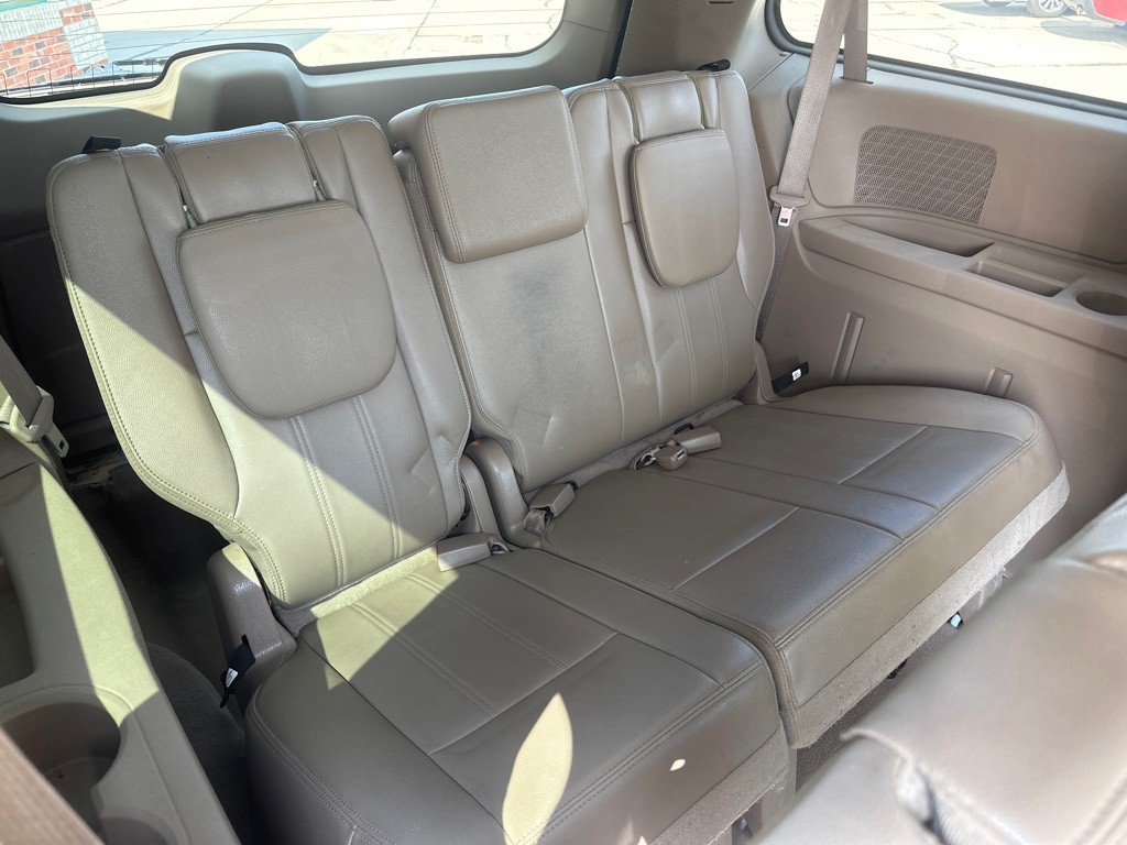 2015 Chrysler Town & Country Image 6