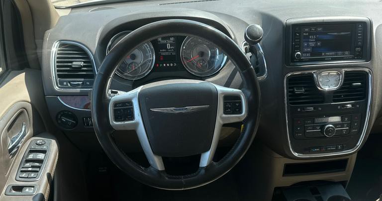 2015 Chrysler Town & Country Image 7