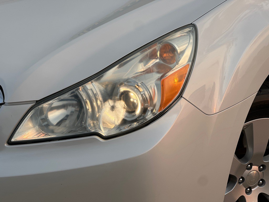 2011 Subaru Outback Image 2