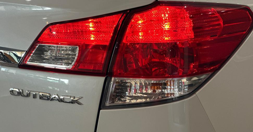 2011 Subaru Outback Image 8