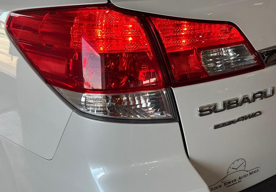 2011 Subaru Outback Image 10