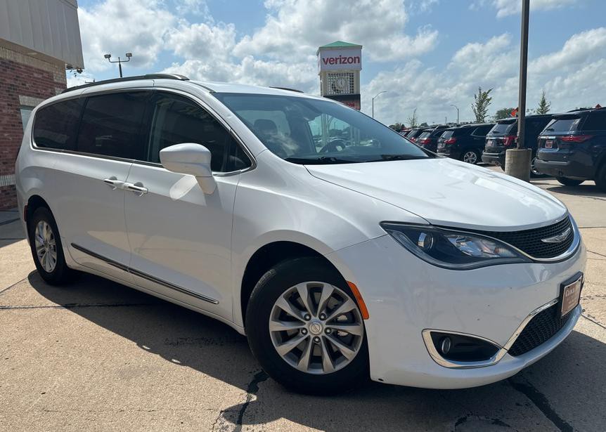 2017 Chrysler Pacifica Image 4